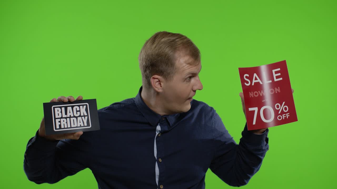 행복한 미치광이 상점 고객: 블랙 프라이데이와 최대 70% 할인 문자 표지판을 보여주는 사람