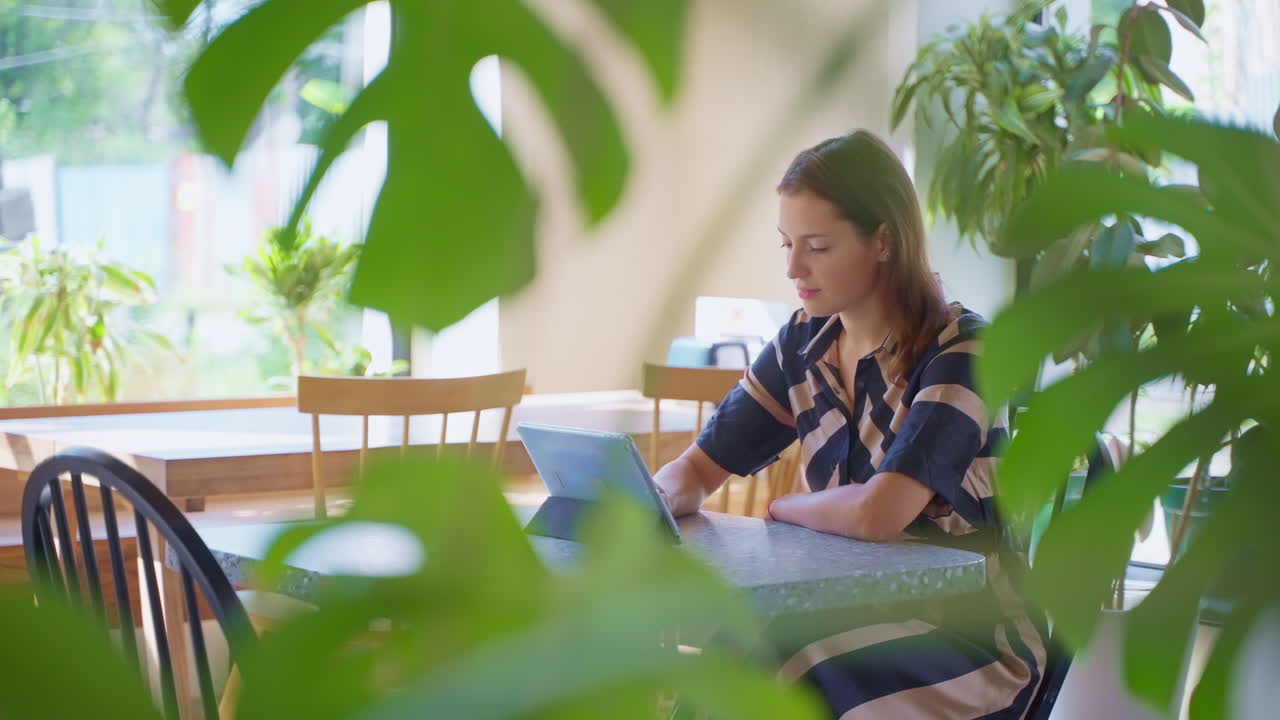 카페에서 태블릿에서 일하는 여자