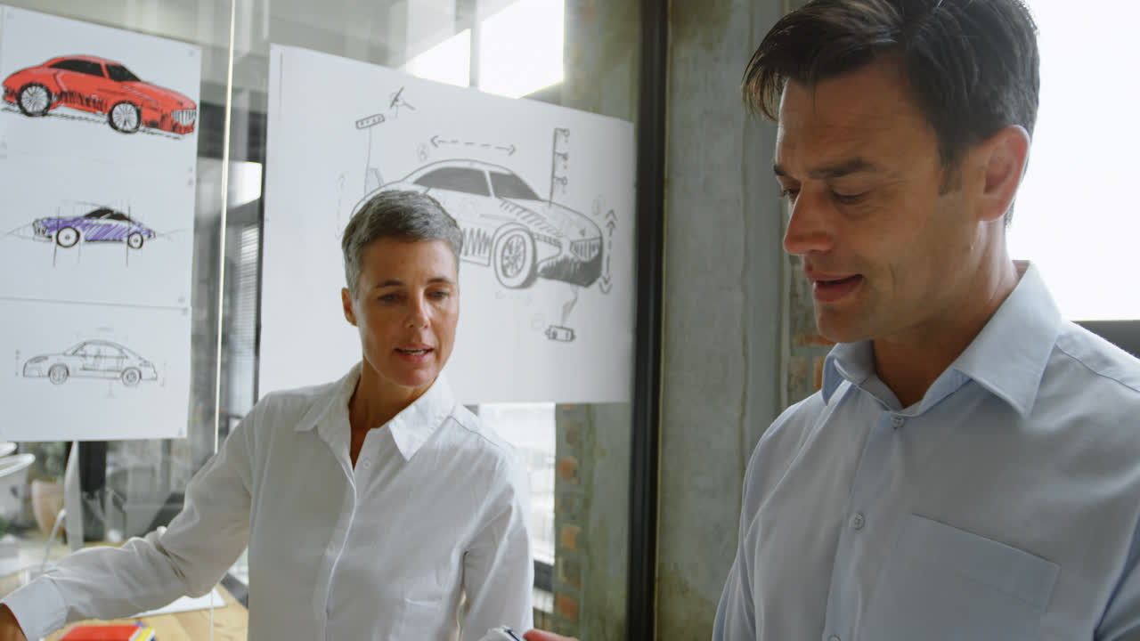 diseñadores de coches discutiendo sobre el modelo de coche 4k