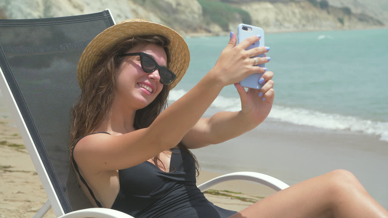mujer tomando un selfie en la playa