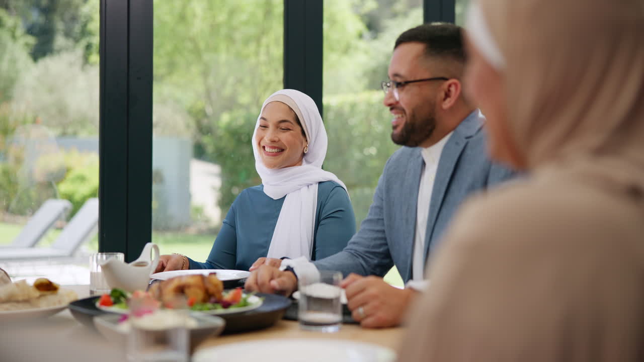 feliz reunión familiar para una comida