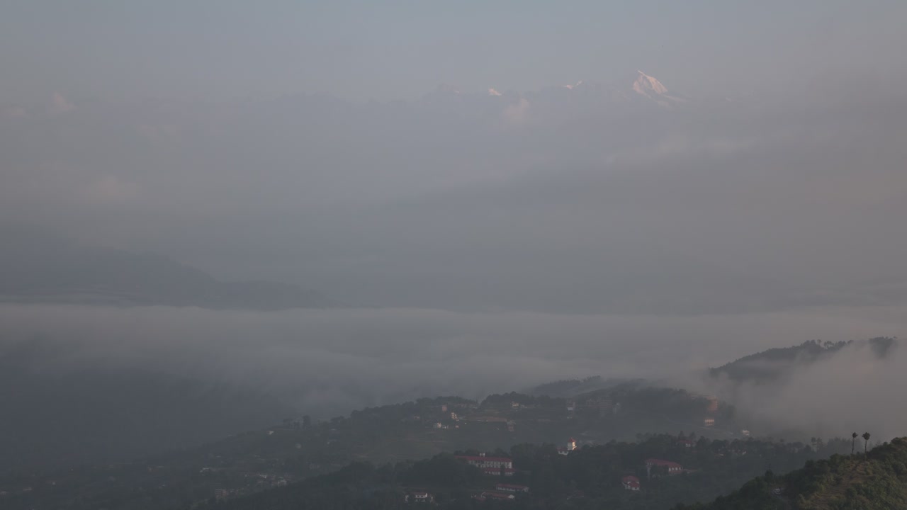 안개가 가득한 산의 풍경