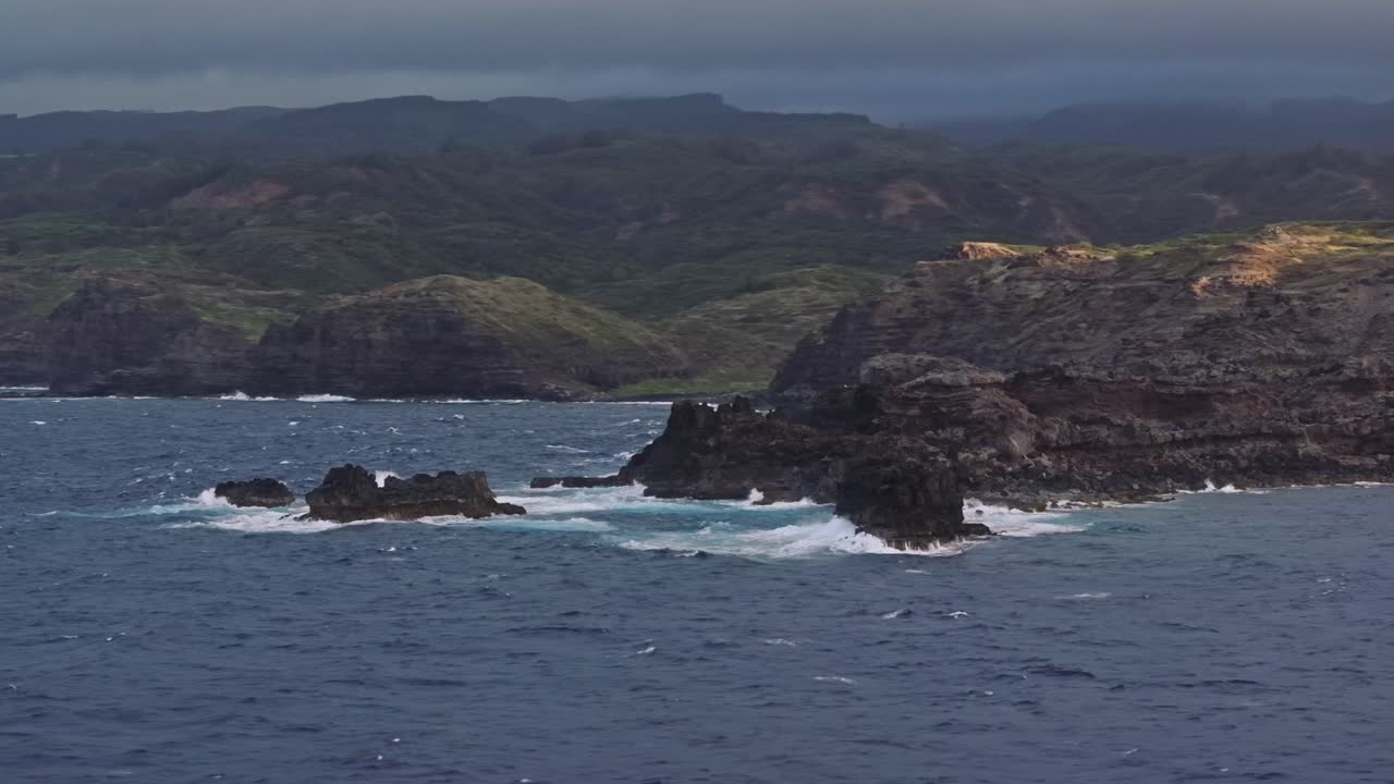 la escarpada costa de la costa noroeste de maui con olas estrelladas y acantilados dramáticos