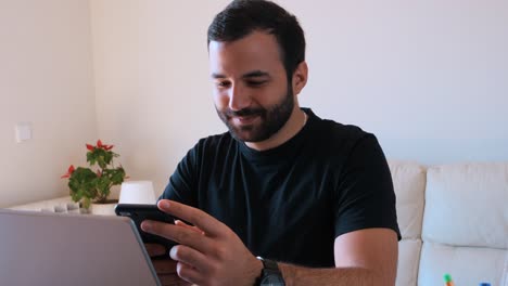 hombre de negocios trabajando en el teléfono en casa