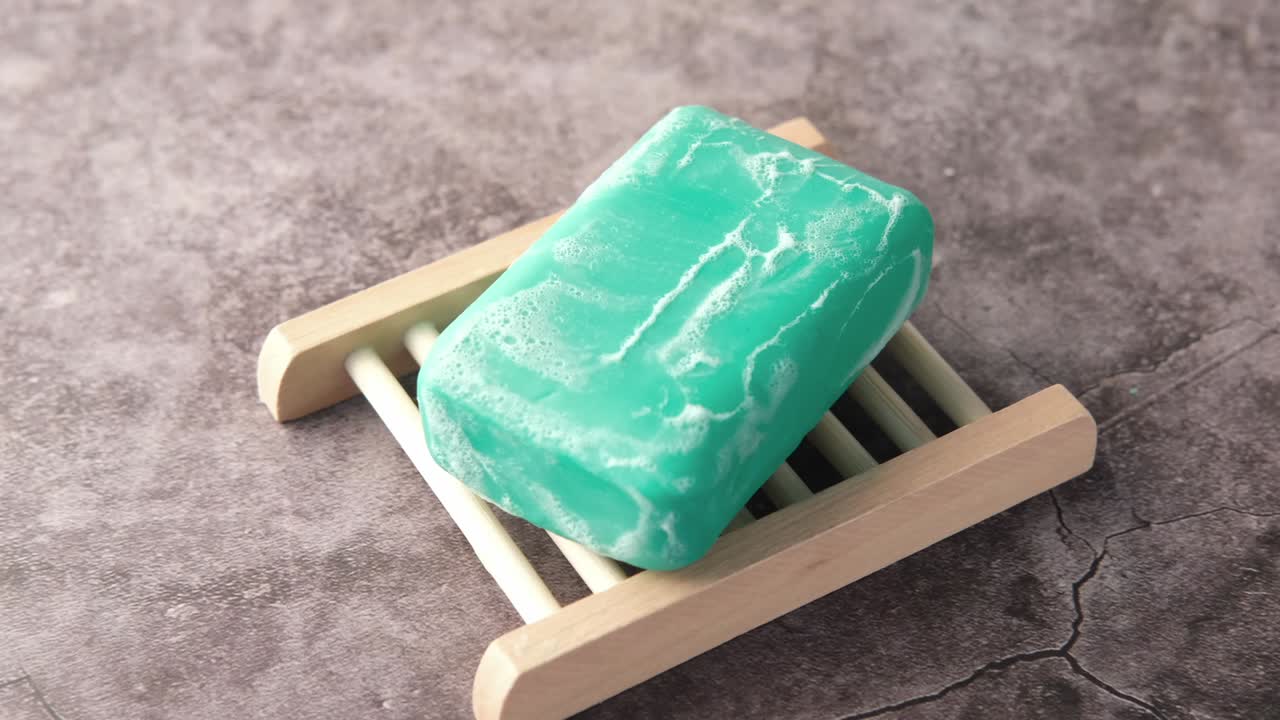 검은 바탕에 케이스에 비누와 거품