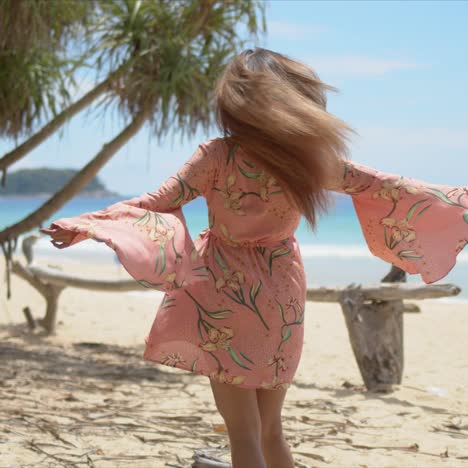 stijlvolle vrouw rustend op zandstrand