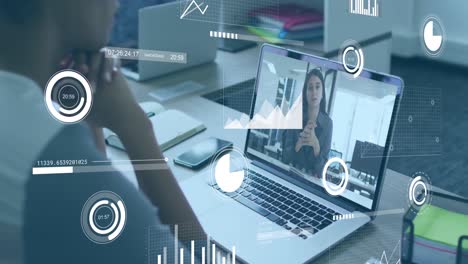 animación de gráficos, cargando círculos y barras sobre diversos compañeros de trabajo compartiendo ideas en una llamada de video