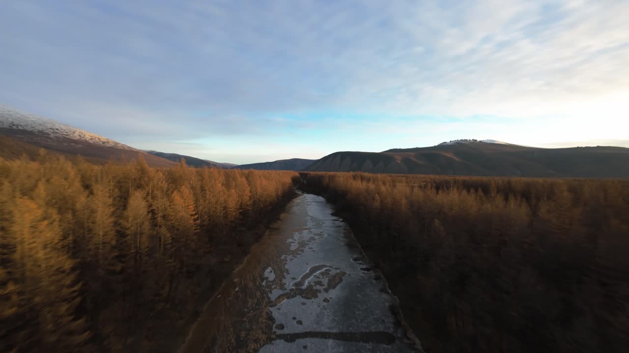 겨울 숲 에 있는 얼어붙은 강 의 공중 사진