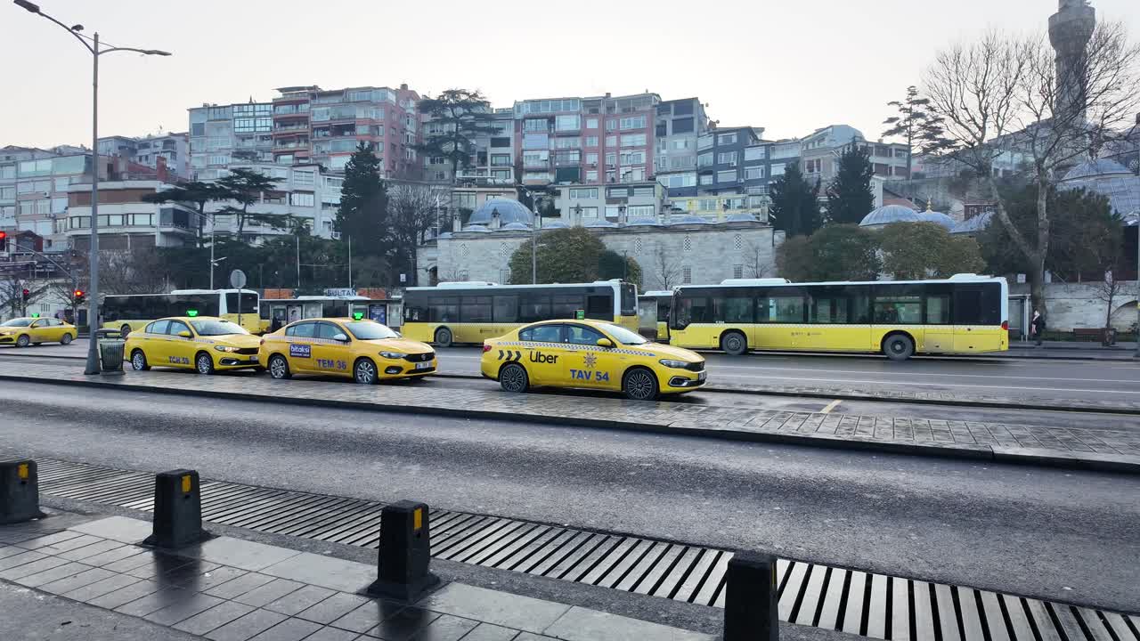 대중교통이 있는 이스탄불 시내 거리
