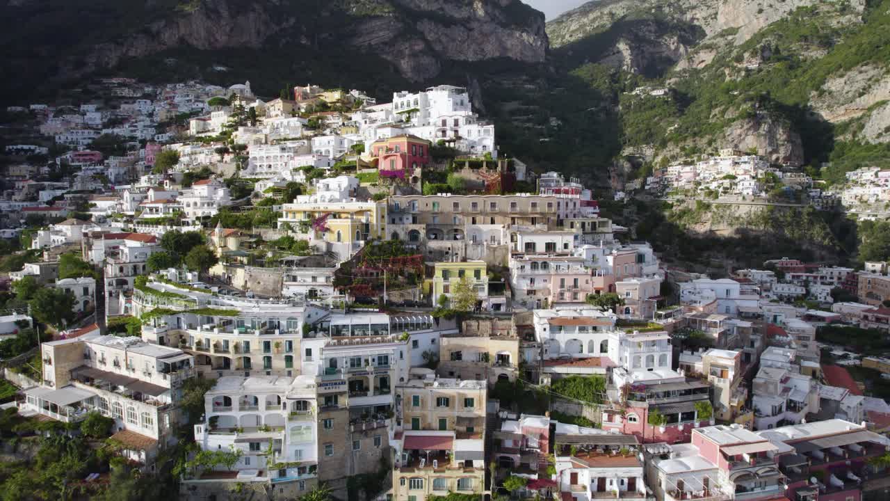 casas impresionantes se sientan al lado del acantilado en la costa de amalfi costa de italia, dolly aérea inversa