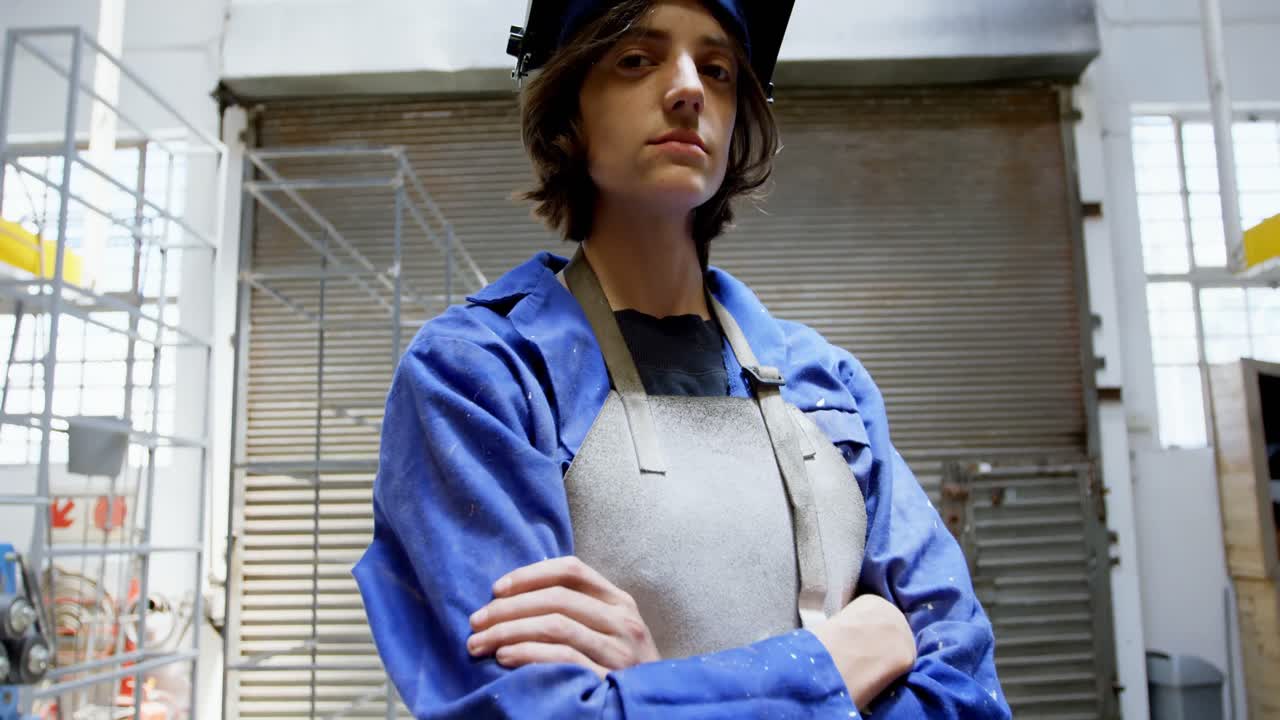 4k 워크 ⁇ 에서 팔을  ⁇ 고 서 있는 여성 용접사