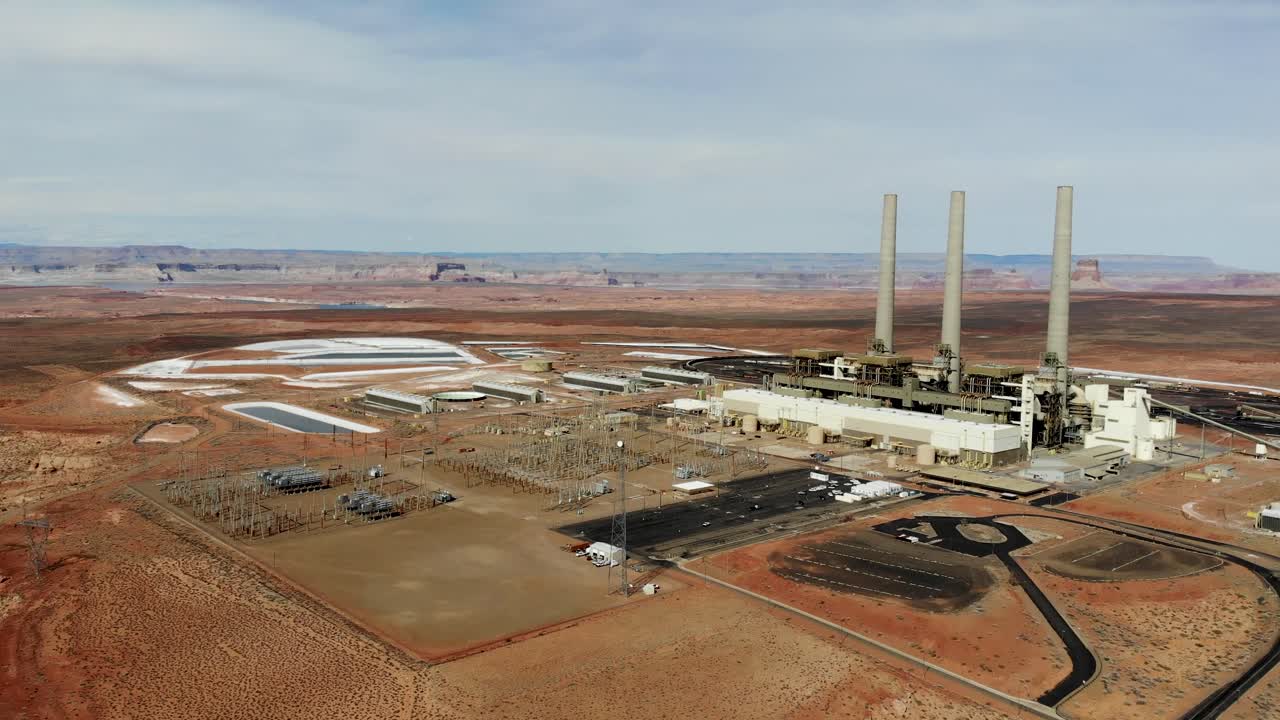una toma de avión no tripulado de la "estación de generación navajo", una enorme central eléctrica de carbón y complejo industrial con altas pilas, en el medio del desierto de la nación navajo, ubicada cerca de page, arizona
