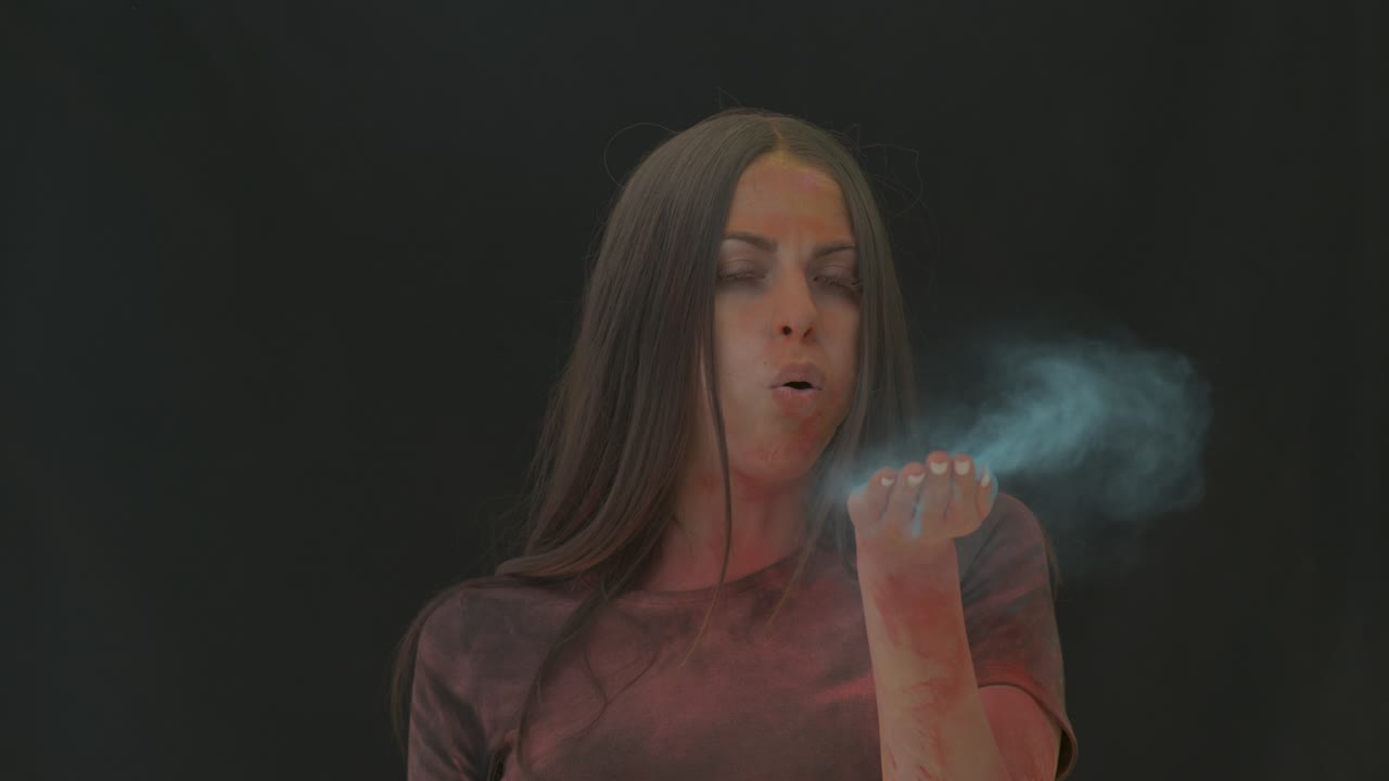 컬러 파우더 폭발 슬로우 모션 소녀