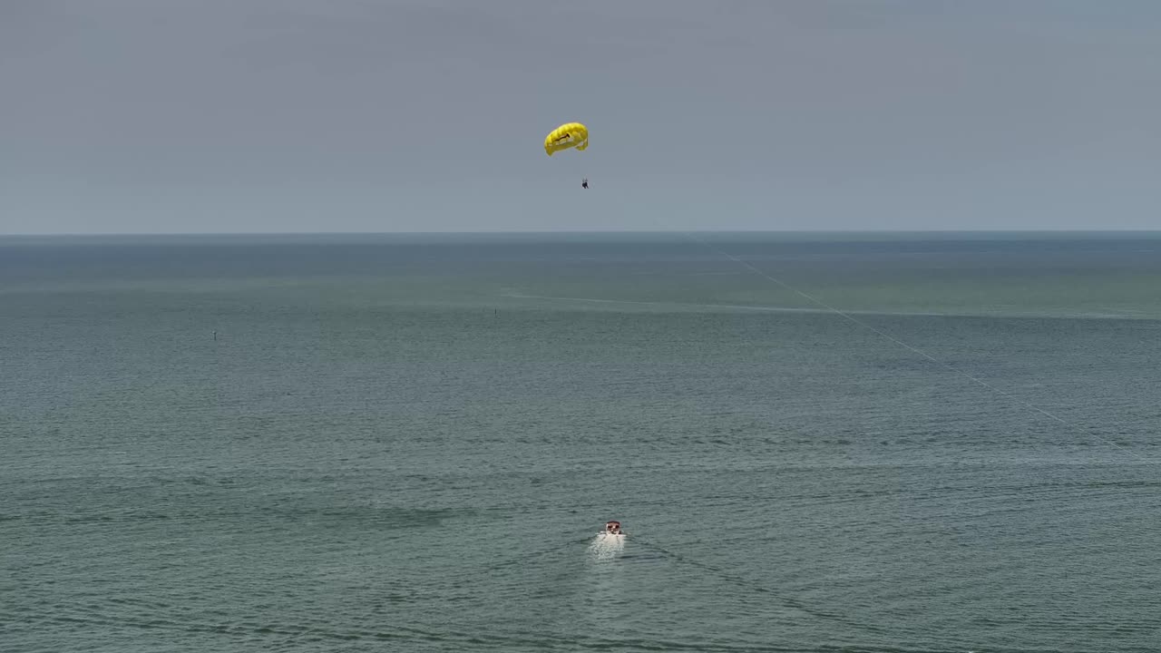 cara feliz en parapente sobre el golfo de méxico en ft myers beach florida