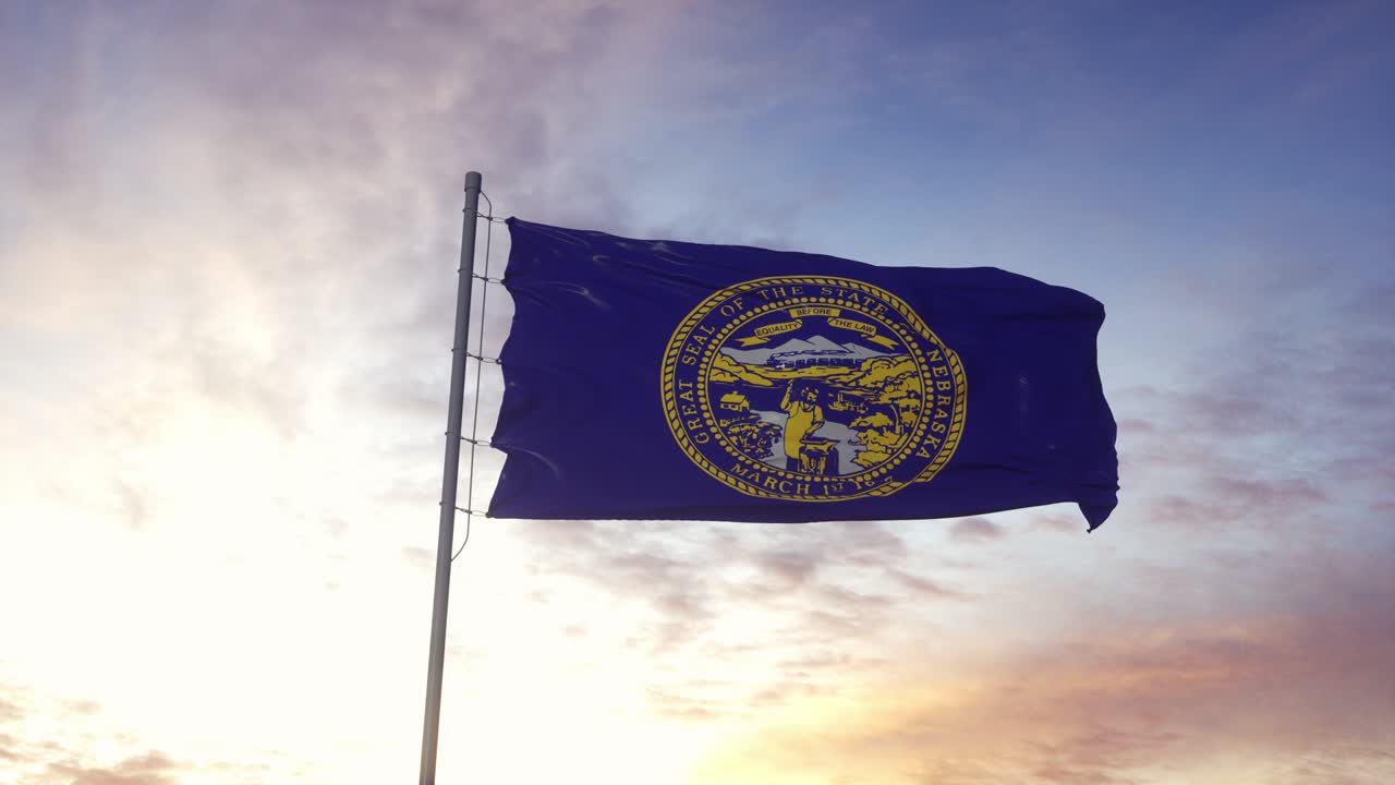 la bandera del estado de nebraska ondeando en el viento. dramático fondo del cielo. 4k