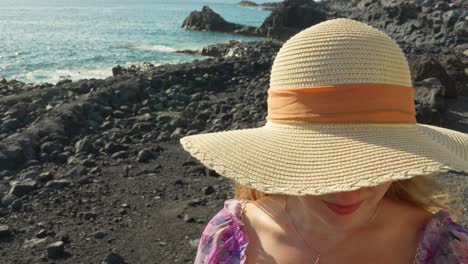 De-Cerca,-Niña-Con-Gran-Sombrero-De-Verano-Cubriéndose-La-Cara,-Tenerife