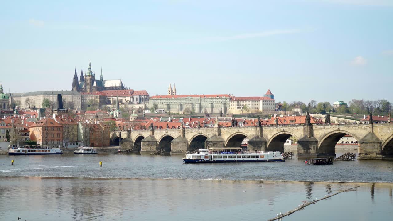 Castello di Praga e Ponte Carlo con passanti