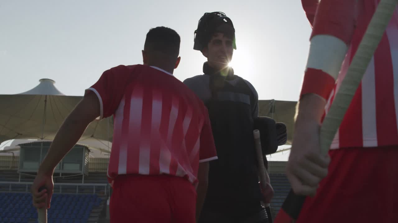 하키 선수 들 이 경기 전 에 준비 하고 있다