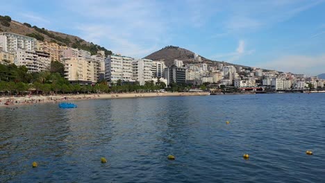 Die-Küstenschönheit-Der-Saranda-Bay:-Ruhige-Hotels-Inmitten-Sanfter-Hügel-Mit-Dem-Unberührten-Blauen-Meer-Im-Hintergrund