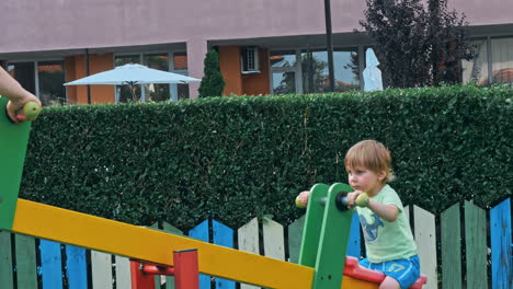 niño que se divierte jugando en el patio de recreo de los niños