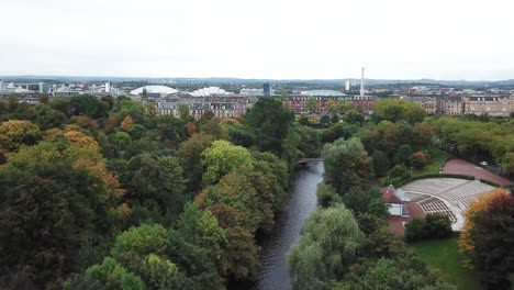 amphitheater im kelvingrove park und das sse-wasserkraftwerk im hintergrund, glasgow