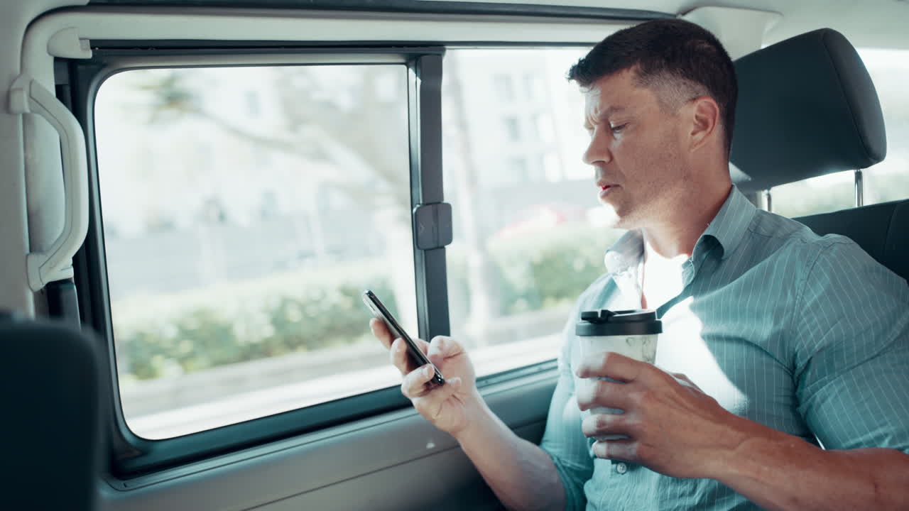 밴에서 스마트폰을 사용하는 사업가