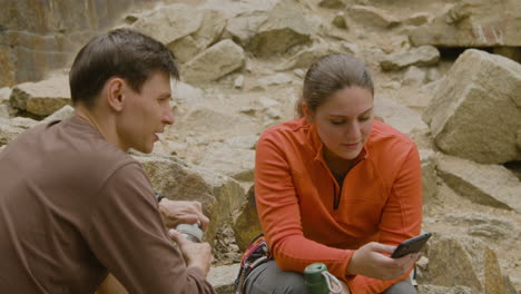 kletterer sitzen am fuße der klippe