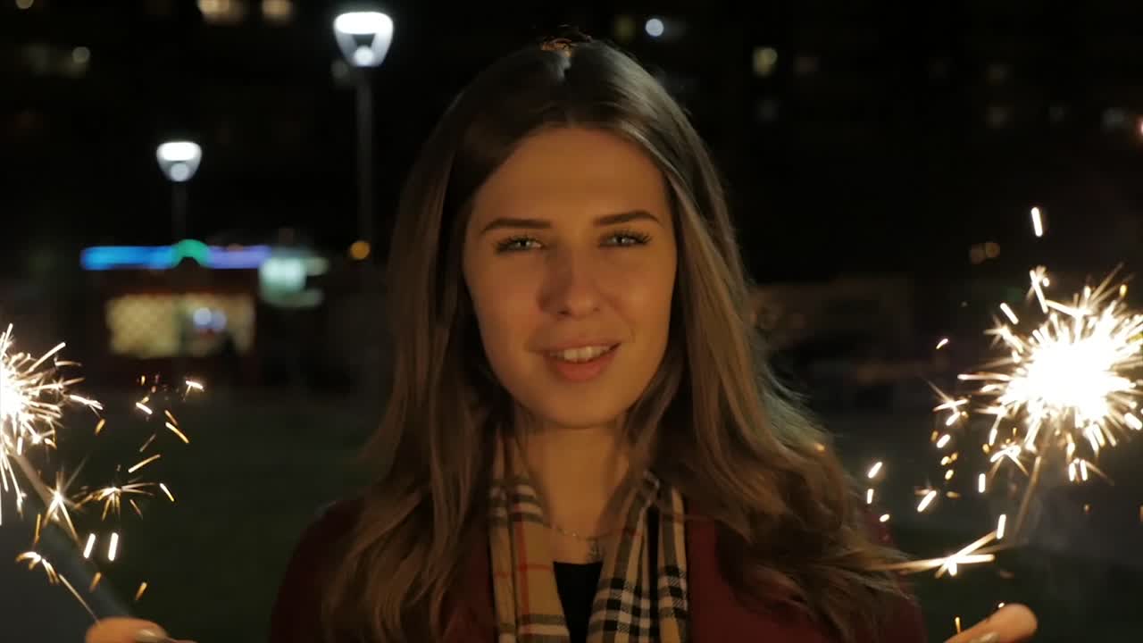 밤에 반이는 불꽃을 가진 여자