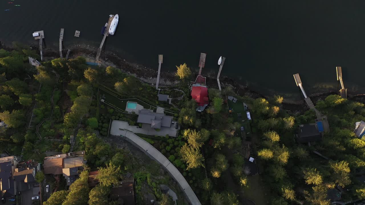 브리티시 컬럼비아의 인디언 암 해안에 있는 아름다운 집들