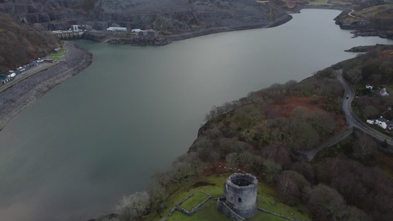 вид на озеро в улан-берисе, уэльс, зимой