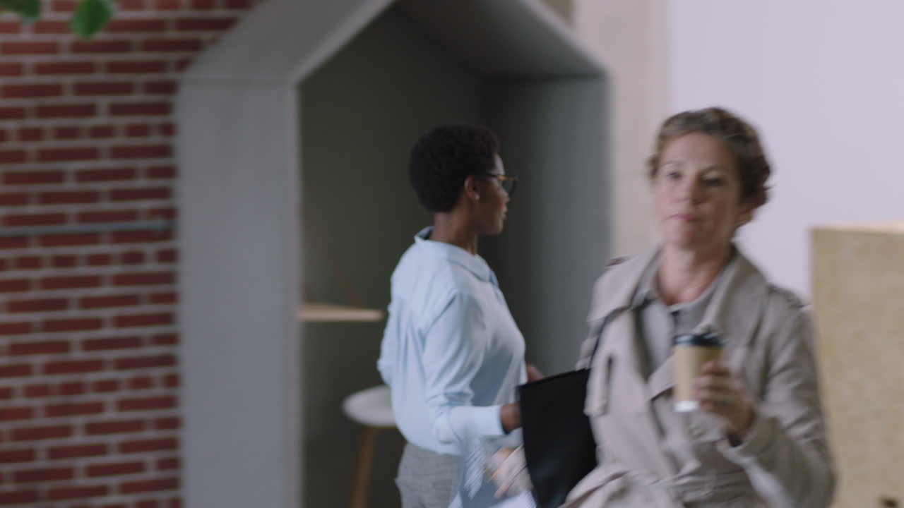 다양한 사업가들이 함께 일하고 동료들이 프로젝트 문서를 공유하고 팀 리더 매니저가 스타트업 사무실 회의에 늦습니다.