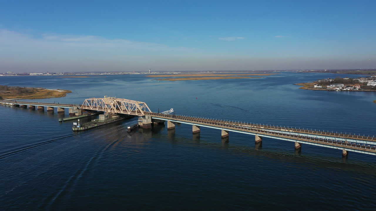 뉴욕주 퀸즈 만을 가로지르는 고가 철로의 높은 각도 사진