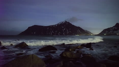 Olas-De-Agua-Del-Océano-Rodando-Hacia-La-Costa-Rocosa-Durante-La-Noche-En-La-Playa-De-Unstad,-Islas-Lofoten,-Nordland,-Noruega