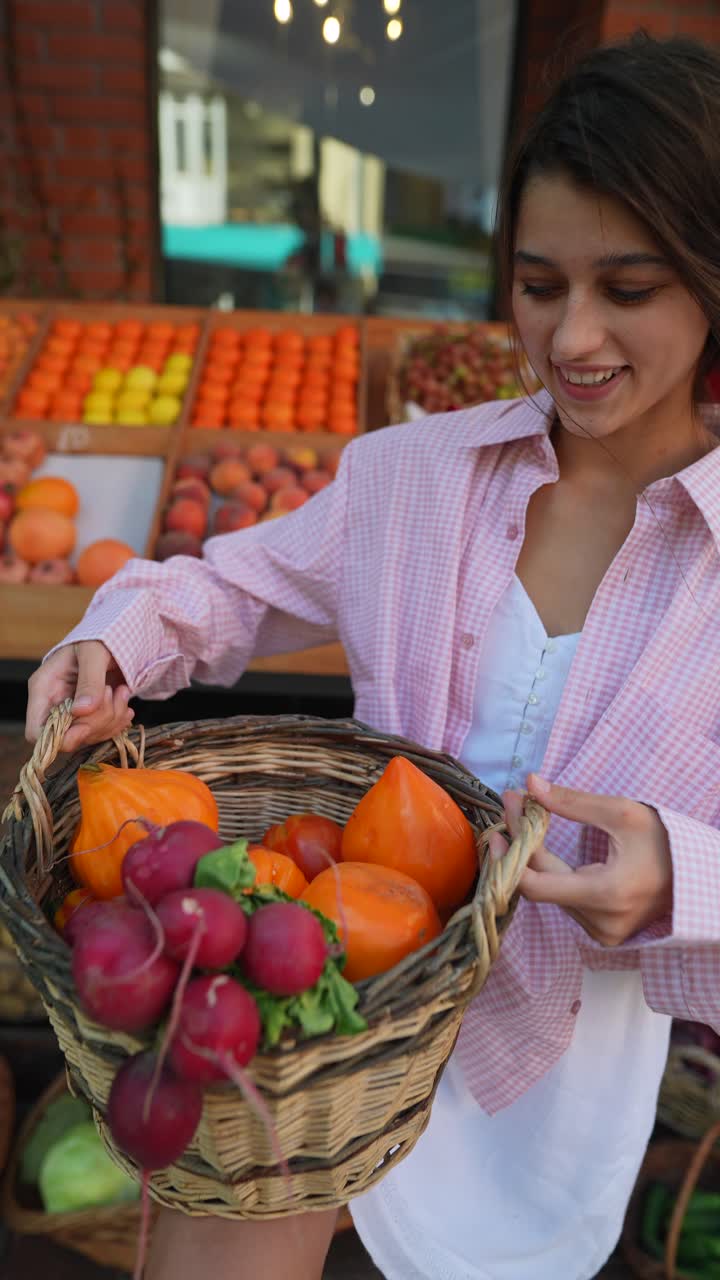 mujer comprando frutas y verduras en una tienda de comestibles