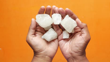 cubos de azúcar en las manos