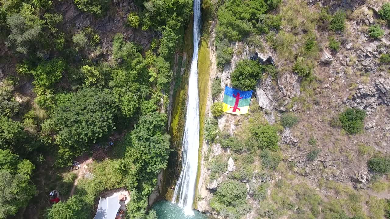 toma aérea de las cascadas de kefrida en argelia