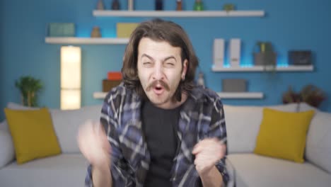 hombre confundido mirando a la cámara regocijándose. gestos.