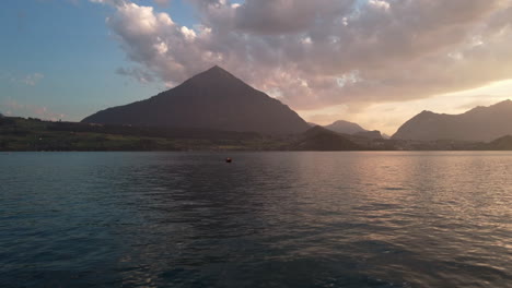 Rundflug-über-Den-Thunersee,-Thunersee-Bei-Sonnenaufgang