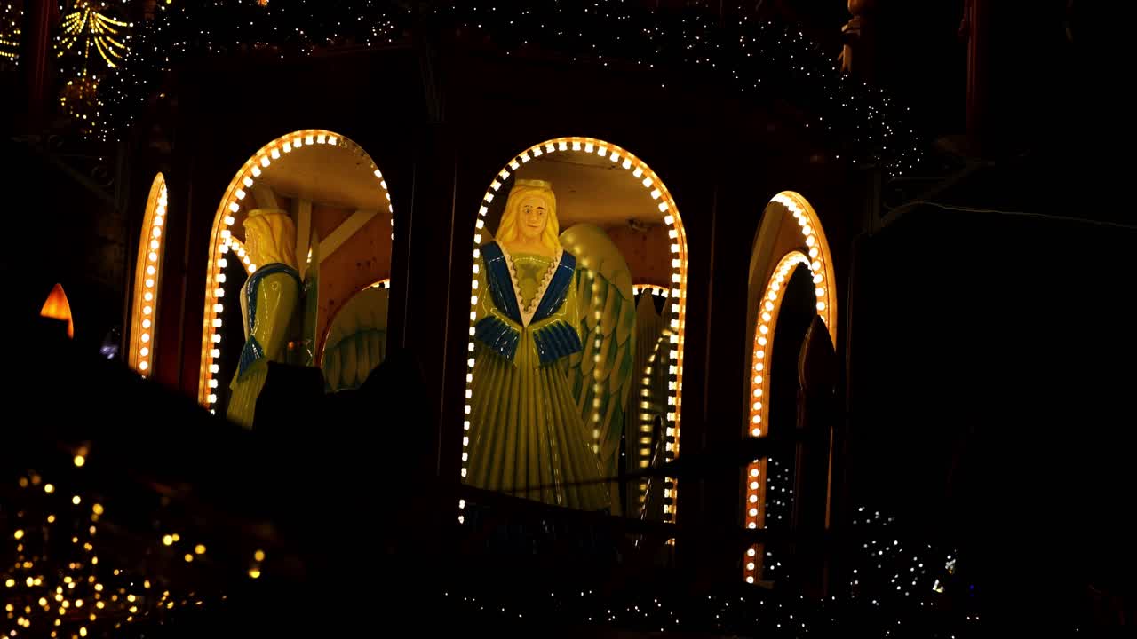 회전 천사 4k와 크리스마스 시장 장식