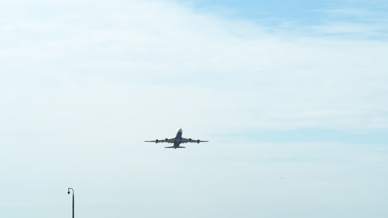 태국 방 의 수바르나부미 공항 에서 출발 하는 비행기 가 활주로 에서 내려오고 있다