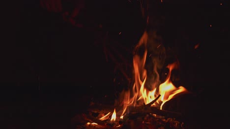 la hoguera arde al aire libre