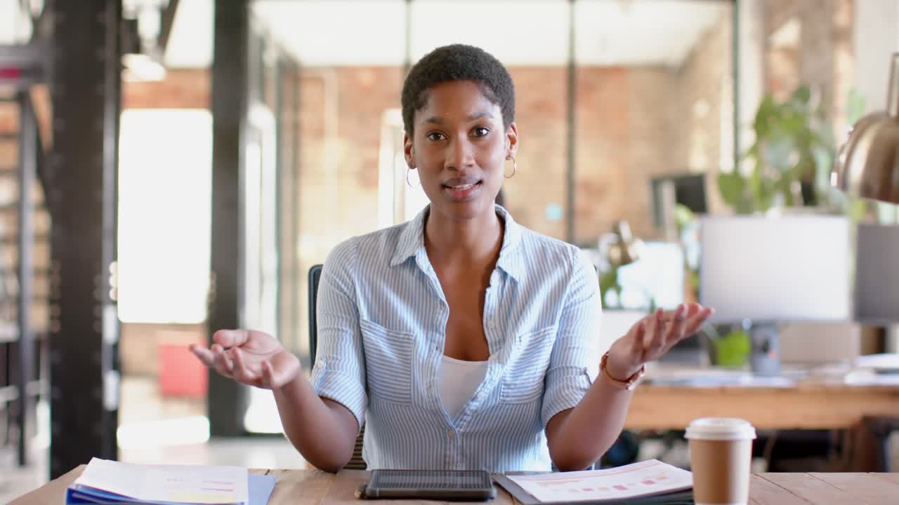 retrato de una feliz mujer de negocios afroamericana casual haciendo una videollamada y gestando, cámara lenta