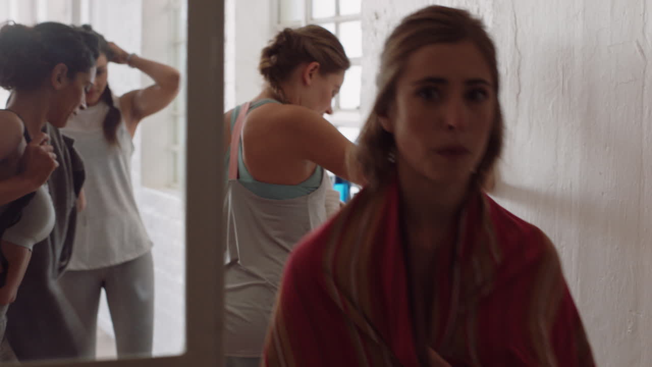 clase de yoga de mujeres hermosas dejando el estudio de fitness después de la práctica de entrenamiento disfrutando de un estilo de vida de fitness saludable