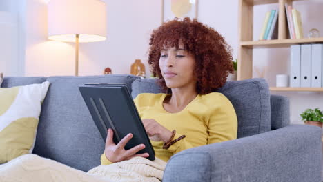 mujer navegando por blogs, desplazándose por las redes sociales