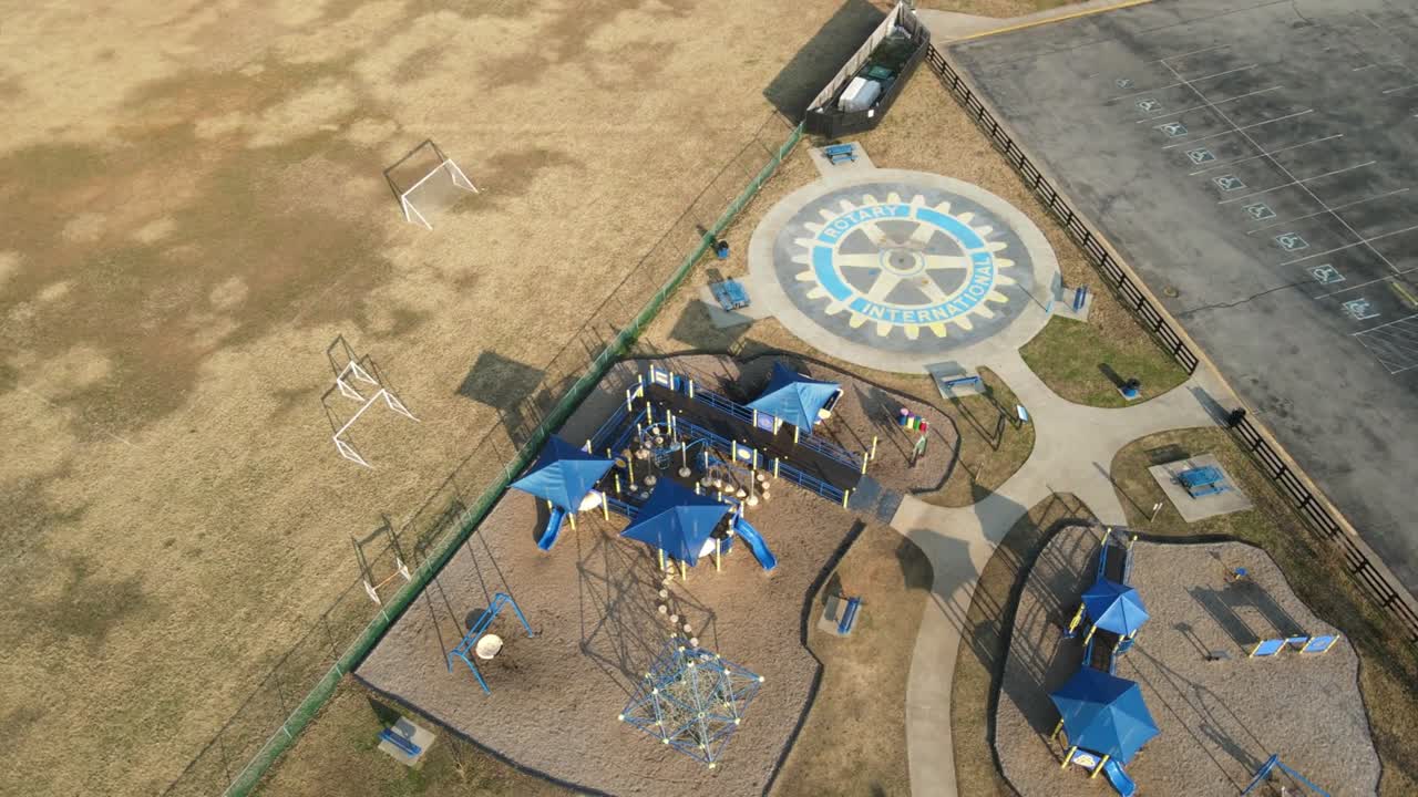 снимок бумерангом 4k пустой детской площадки во время кризиса ковидов