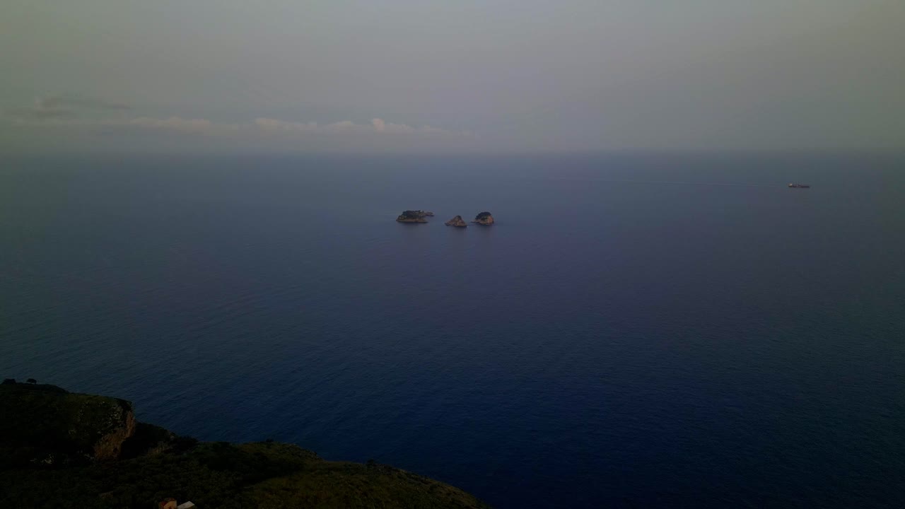 이탈리아  ⁇ 파니아 의 아말피 해안 근처 에 새벽 에 펼쳐지는 대기적 인 해양 풍경