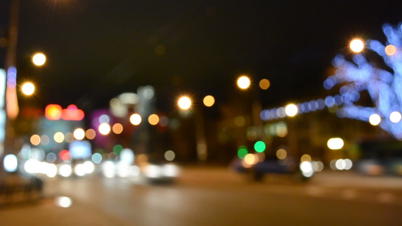 Luci sfocate di una strada di notte