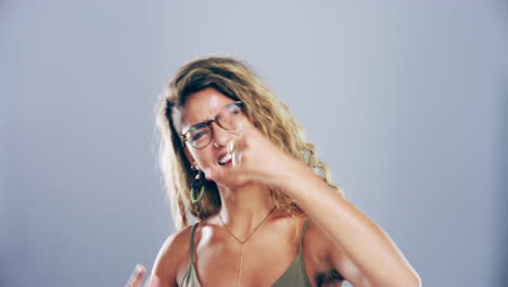 ella sabe cómo divertirse.