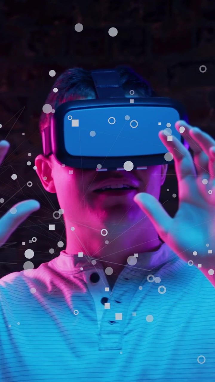 Video verticale: Utente VR che interagisce con un'interfaccia utente virtuale, con particelle che reagiscono mentre seleziona i controlli per la tecnologia.