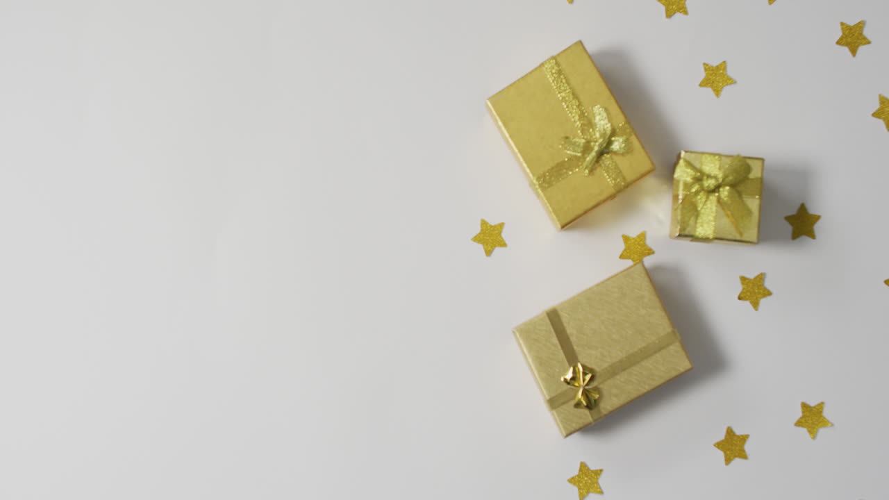 video de regalos de navidad de oro y espacio de copia en fondo blanco